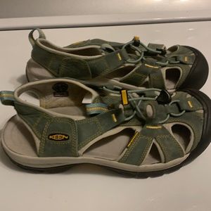 9.5 Keen water proof sandals, wore 3 times like new!